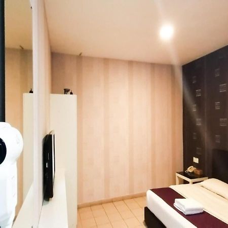 Biz Hotel Batu Pahat Exterior foto